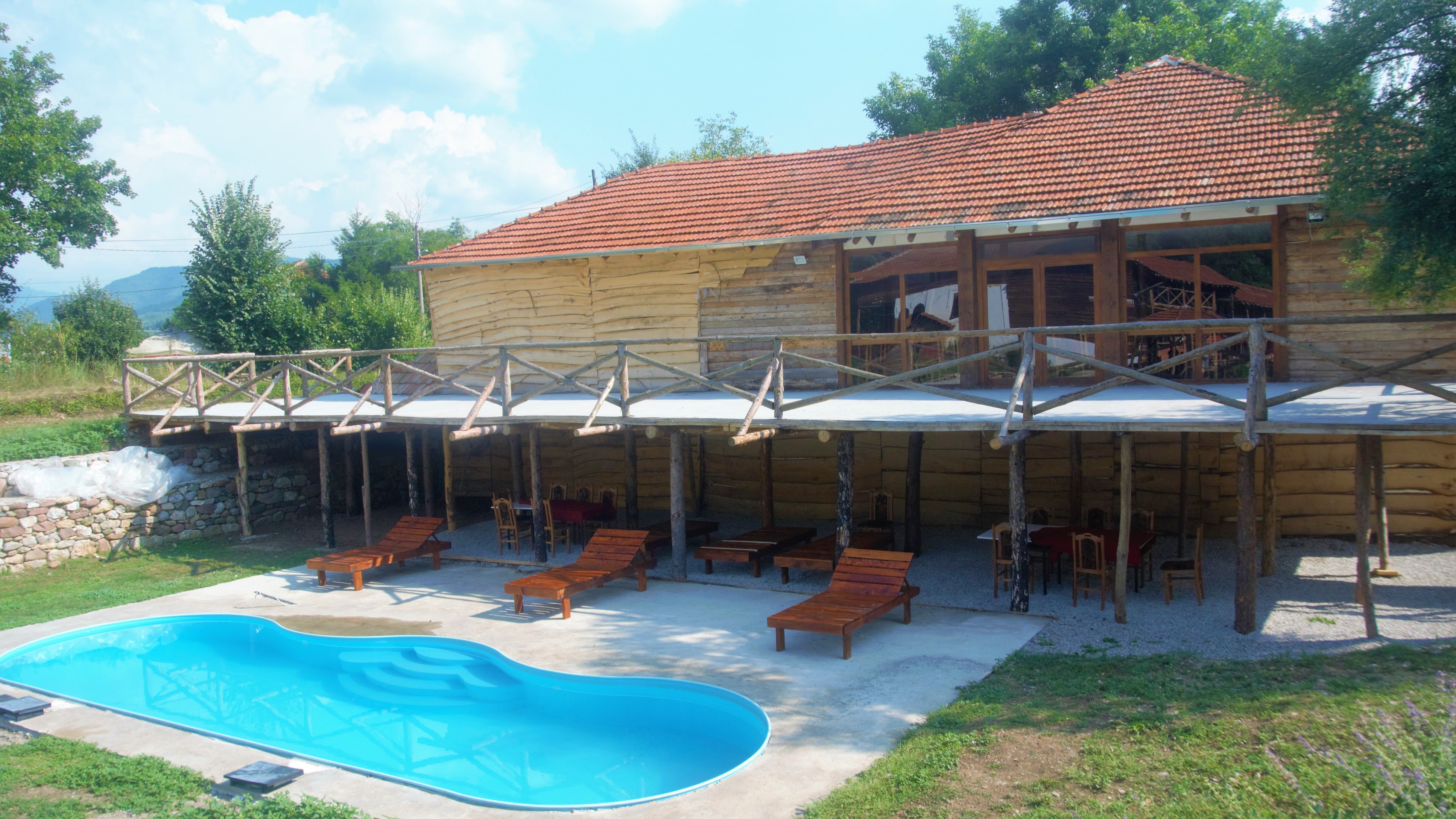 etno_restoran_lezaljke_i_bazen_etno_selo_stara_planina